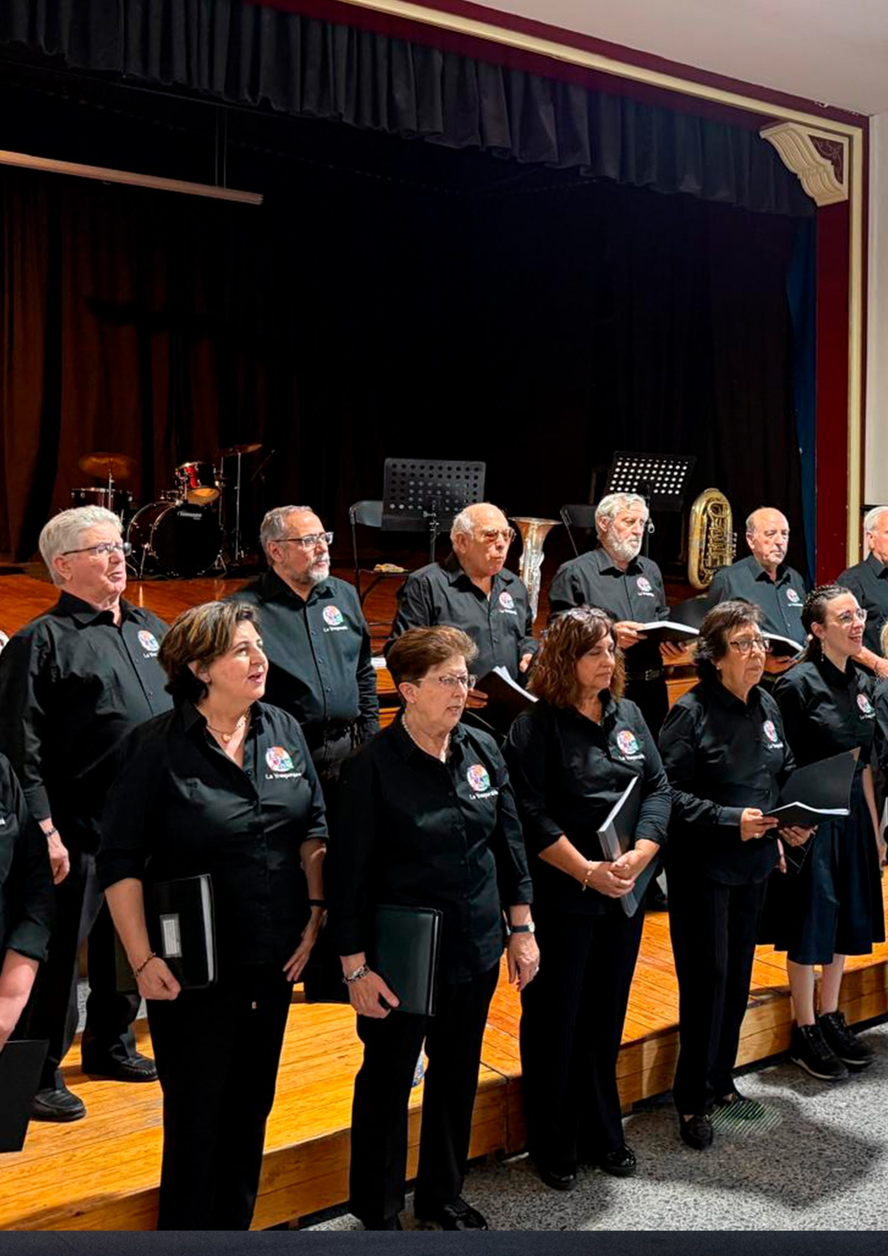 Coro de La Ynseparable durante una actuación