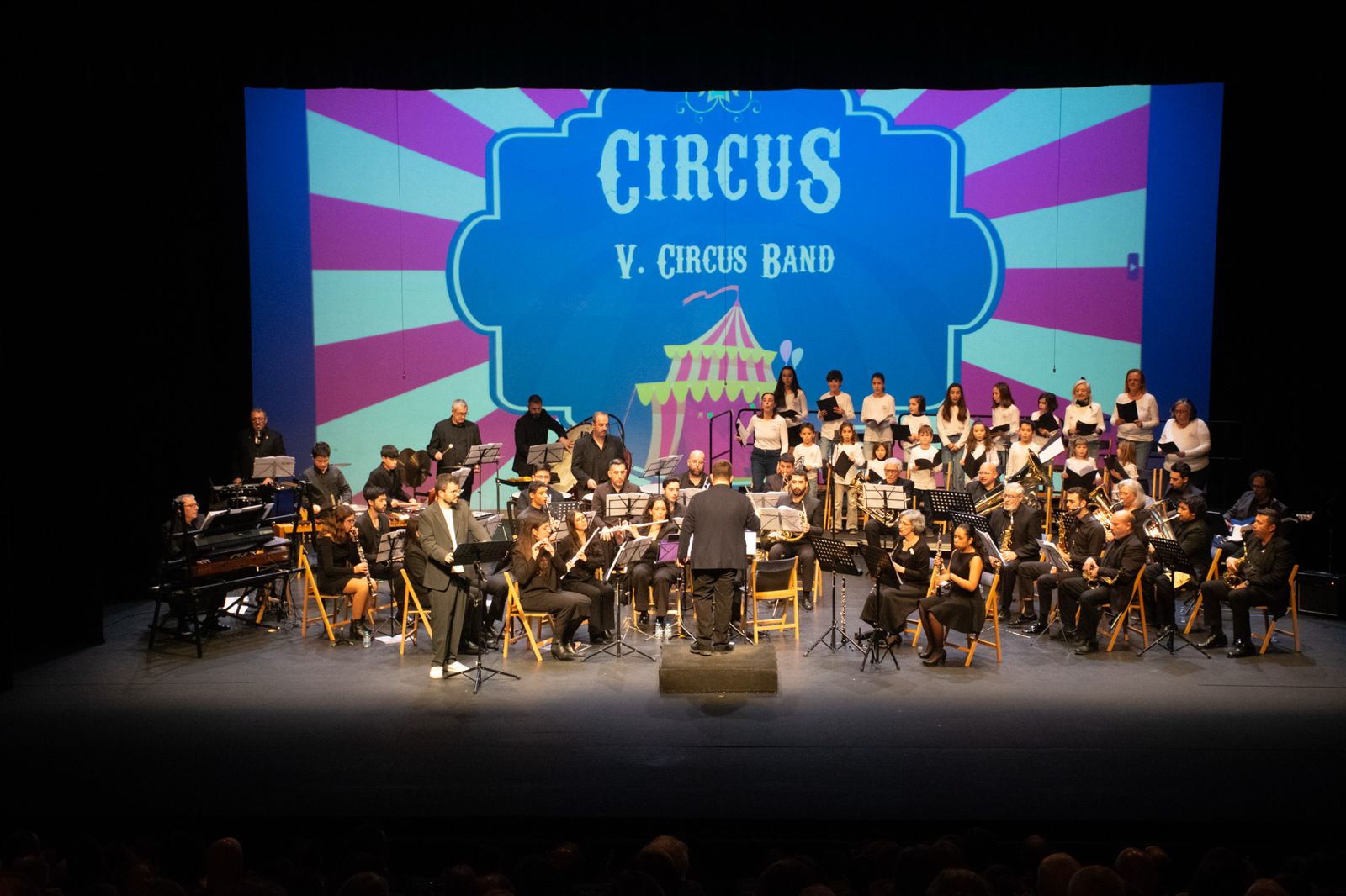 Orquesta interpretando una pieza en conjunto